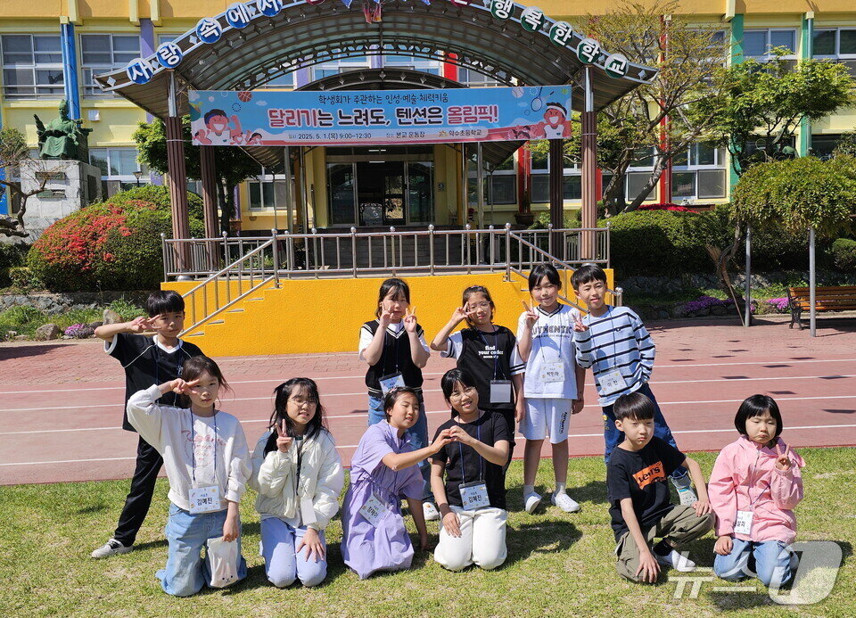 본문 이미지 - 약수초등학교와 장성중앙초등학교 학생들이 공동교육과정을 실시하며 기념사진을 찍고 있다.&#40;전남도교육청 제공, 재판매 및 DB 금지&#41;