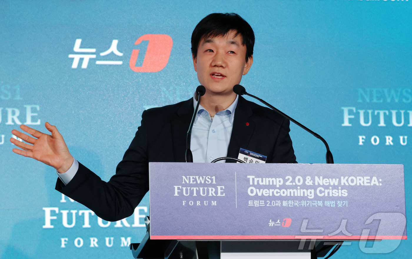 (서울=뉴스1) 박세연 기자 = 백승민 LG전자 로봇선행연구소장이 7일 서울 여의도 페어몬트 호텔에서 열린 뉴스1 미래포럼에서 ‘휴머노이드 로봇의 혁명:인간과 로봇의 공존 시대’를 …