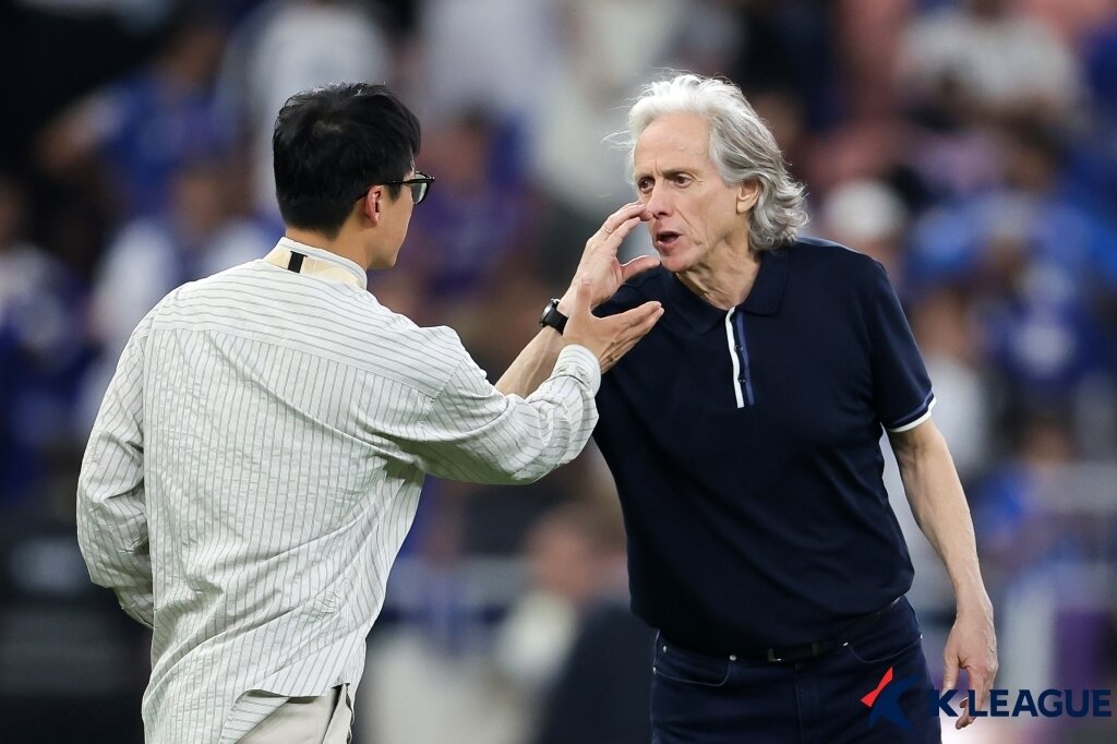 본문 이미지 - 아시아 무대에서 상대 감독을 향해 불필요한 이야기를 하는 등 경솔한 말과 행동이 자주 논란을 만들고 있다. (한국프로축구연맹 제공)