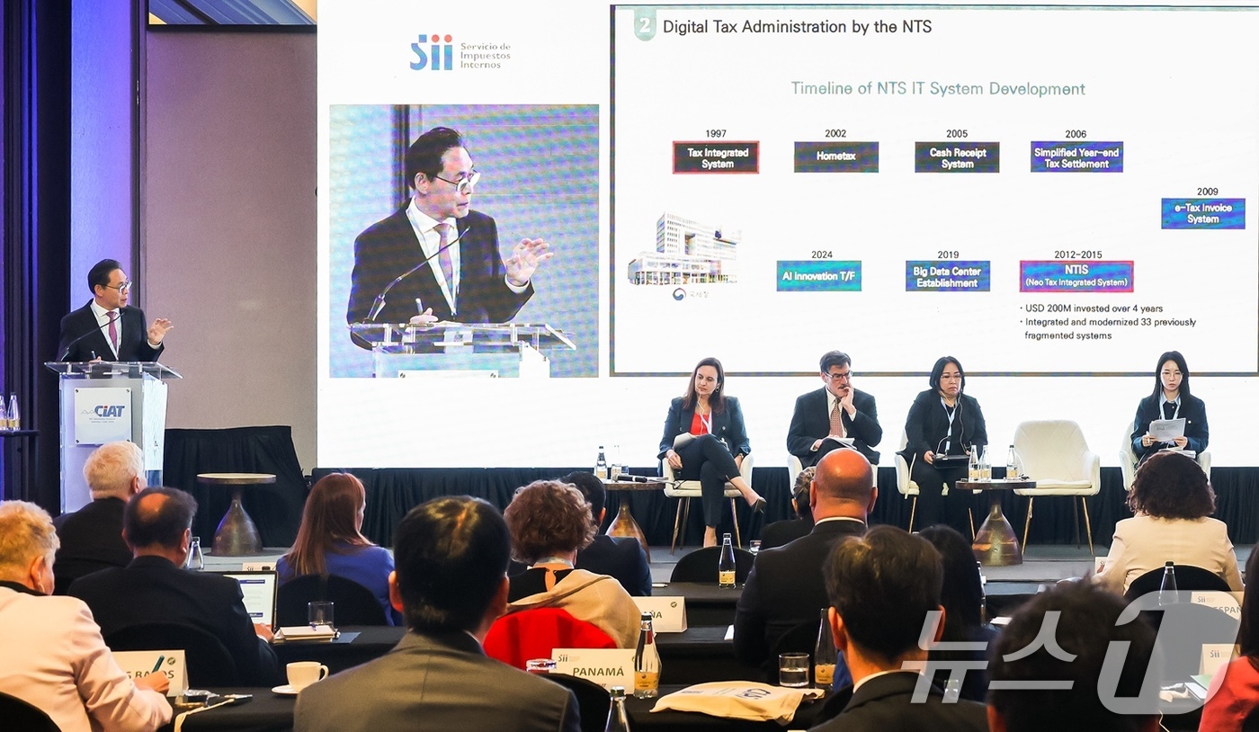 (서울=뉴스1) = 강민수 국세청장이 지난 6일부터 칠레 산티아고에서 개최된 '제59회 범미주 국세청장회의(CIAT)'에 참석해 발표를 하고 있다. (국세청 제공. 재판매 및 DB …