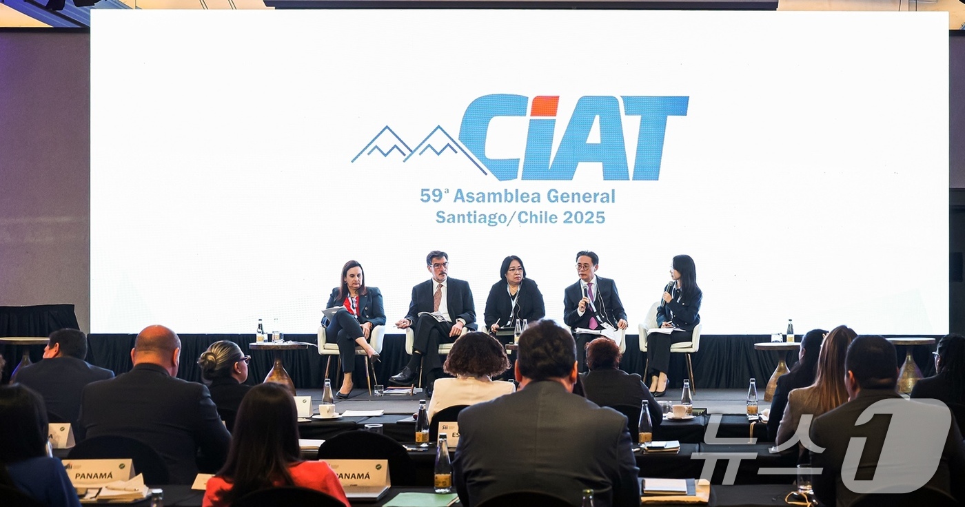 (서울=뉴스1) = 강민수 국세청장이 지난 6일부터 칠레 산티아고에서 개최된 '제59회 범미주 국세청장회의(CIAT)'에 참석해 발표 후 회의 패널 토론에 참여하고 있다. (국세청 …