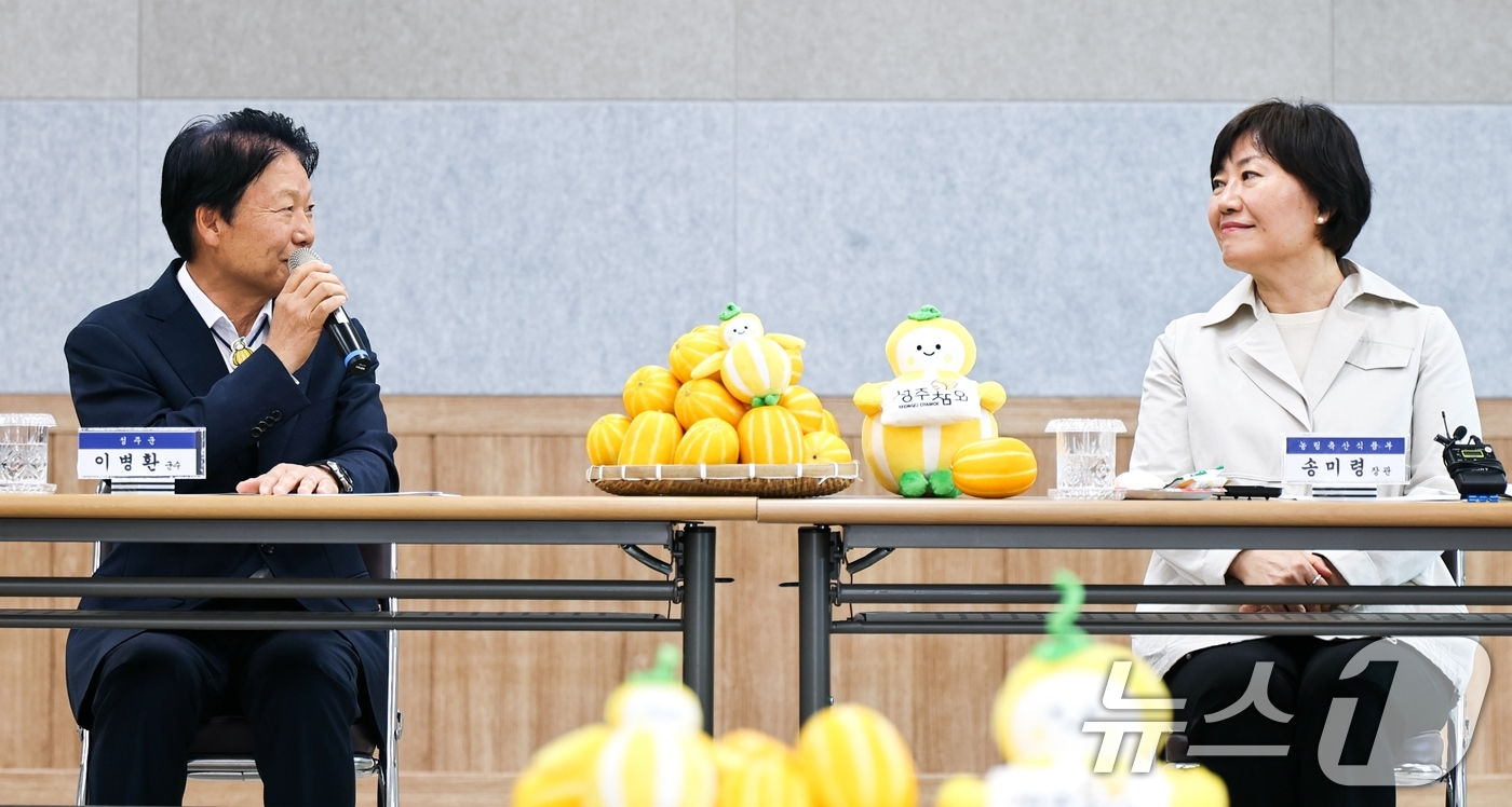 (성주=뉴스1) 정우용 기자 = 송미령 농림축산식품부 장관(오른쪽)이 7일 경북 성주군 월항농협 농산물산지유통센터(APC)를 방문해 이병환 군수와 얘기를 나누고 있다. (성주군 제 …