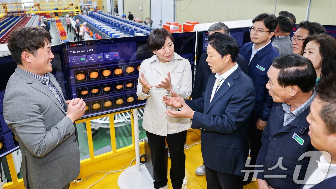 (성주=뉴스1) 정우용 기자 = 송미령 농림축산식품부 장관(왼쪽 두번째)이 7일 경북 성주군 월항농협 농산물산지유통센터(APC)를 방문해 이병환 군수(세번째)와 얘기를 나누고 있다 …