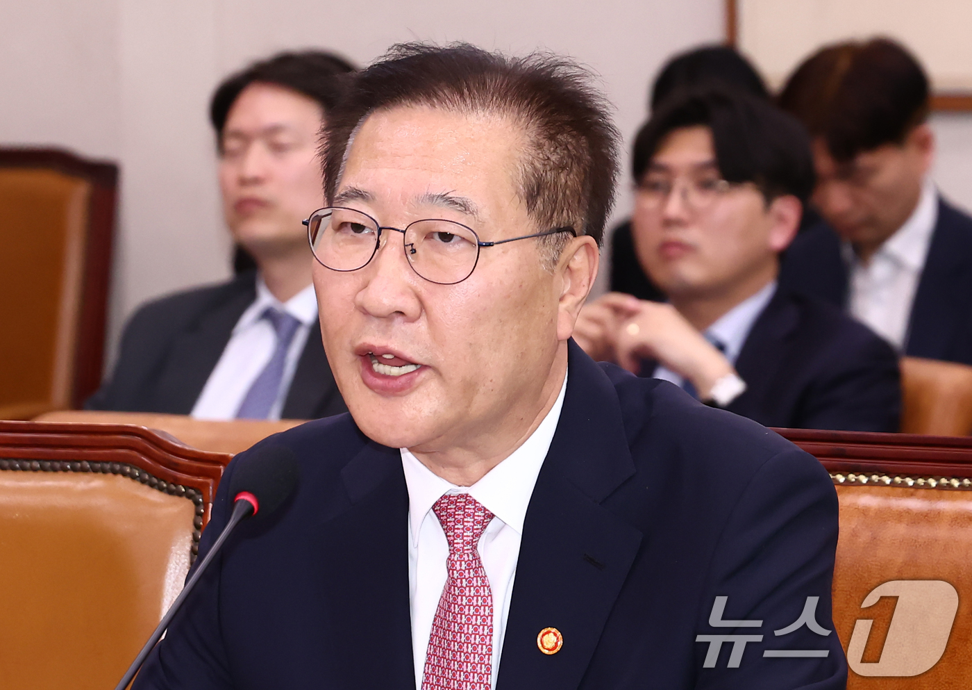 (서울=뉴스1) 김민지 기자 = 박성재 법무부 장관이 7일 서울 여의도 국회에서 열린 법제사법위원회 전체회의에서 의원 질의에 답변하고 있다. 2025.5.7/뉴스1