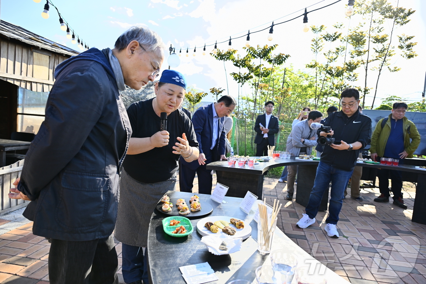 (속초=뉴스1) 윤왕근 기자 = 유인촌 문화체육관광부장관이 7일 오후 \'대한민국 문화도시\'로 지정된 강원 속초시를 찾아 이병선 시장과 일대를 둘러보고 있다.(속초시 제공, 재판 …