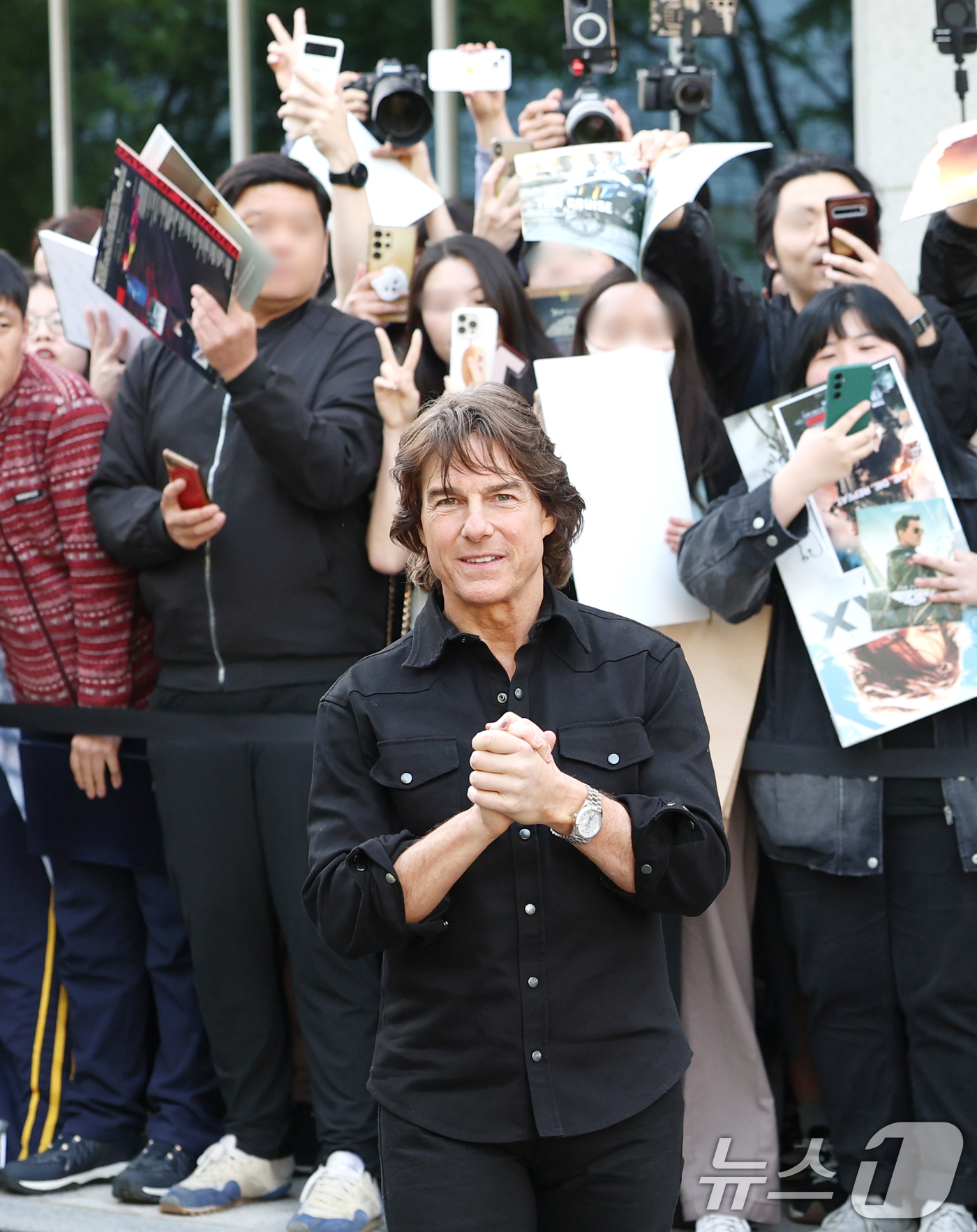 (김포공항=뉴스1) 권현진 기자 = 할리우드 배우 톰 크루즈가 '미션 임파서블: 파이널 레코닝' 홍보를 위해 7일 오후 서울김포비즈니스항공센터(SGBAC)를 통해 내한해 인사를 하 …