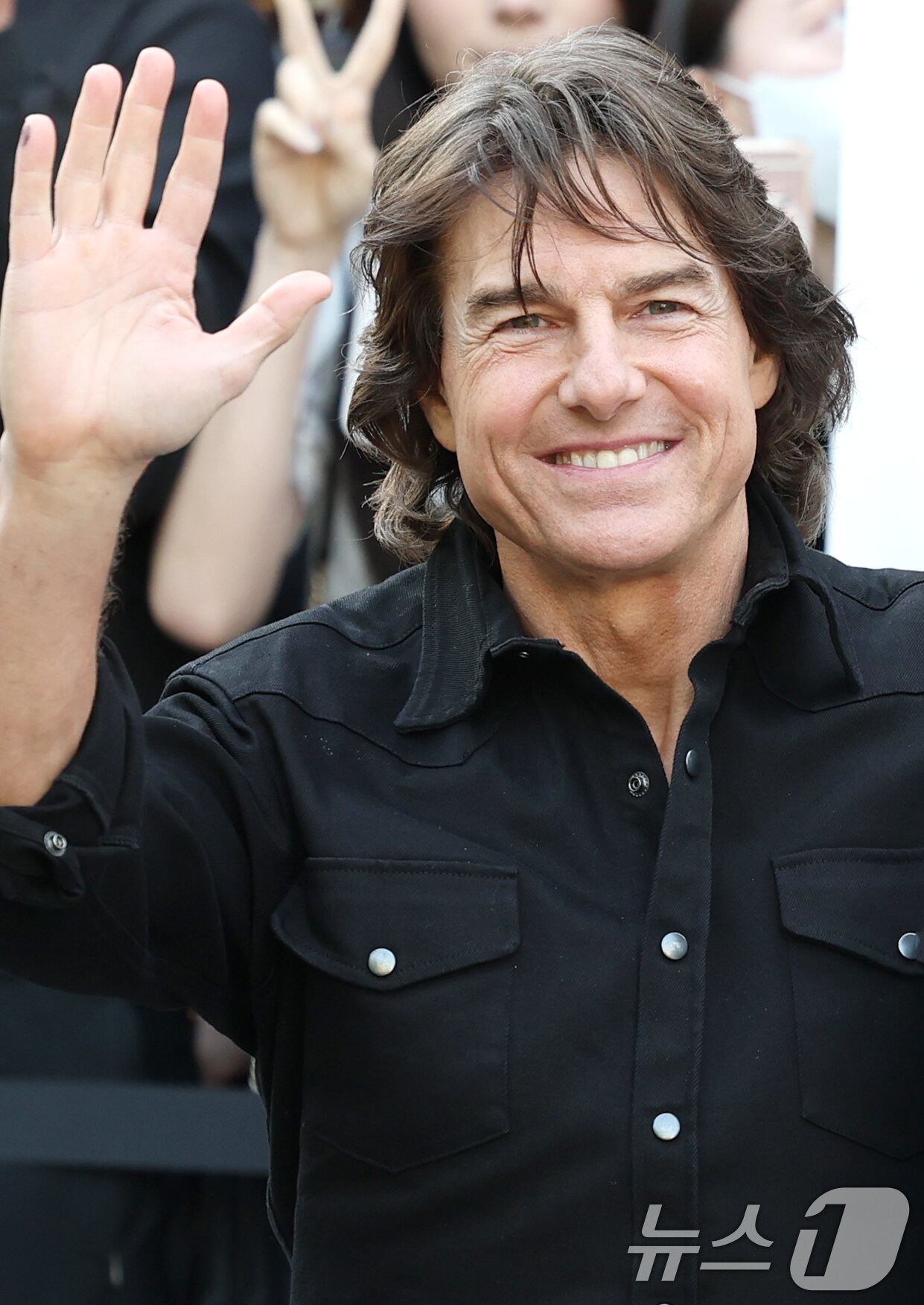 본문 이미지 - 할리우드 배우 톰 크루즈가 '미션 임파서블: 파이널 레코닝' 홍보를 위해 7일 오후 서울김포비즈니스항공센터(SGBAC)를 통해 내한해 인사를 하고 있다. 2025.5.7/뉴스1 ⓒ News1 권현진 기자