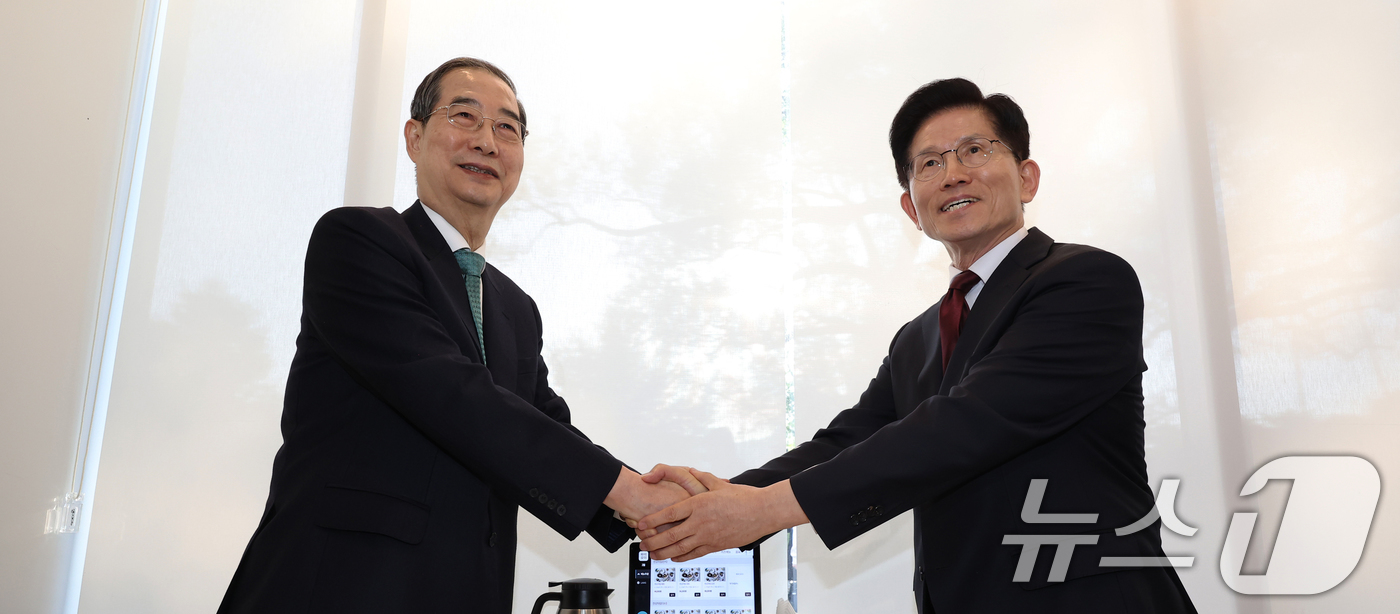 (서울=뉴스1) 오대일 기자 = 김문수 국민의힘 대선 후보와 한덕수 무소속 대선 예비후보가 7일 오후 서울 종로구의 한 음식점에서 열린 후보 단일화를 위한 회동에서 악수를 나누고 …