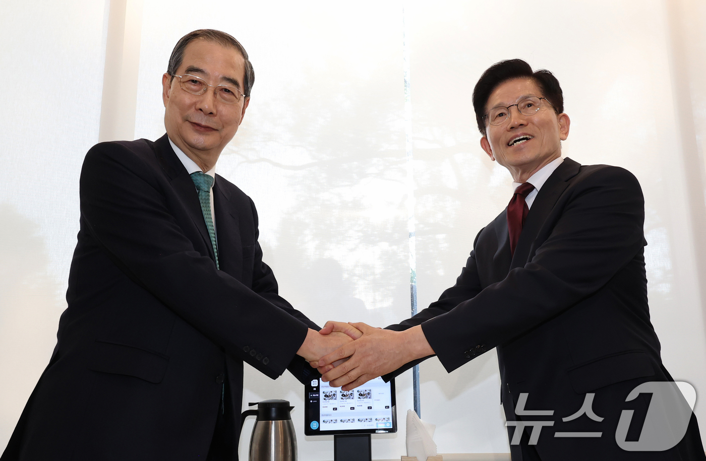 (서울=뉴스1) 오대일 기자 = 김문수 국민의힘 대선 후보와 한덕수 무소속 대선 예비후보가 7일 오후 서울 종로구의 한 음식점에서 열린 후보 단일화를 위한 회동에서 악수를 나누고 …