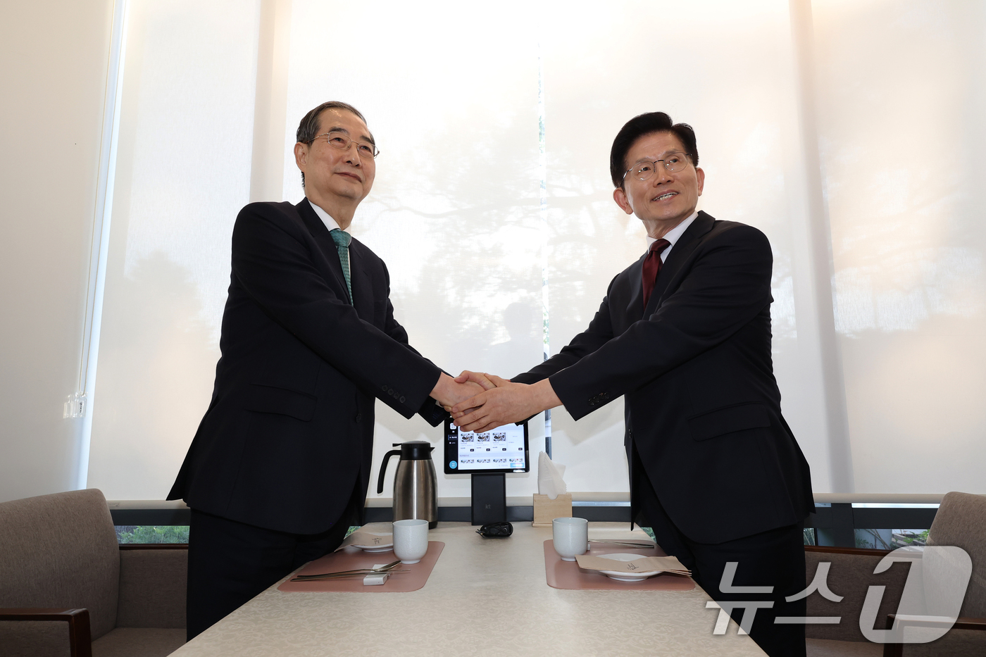(서울=뉴스1) 오대일 기자 = 김문수 국민의힘 대선 후보와 한덕수 무소속 대선 예비후보가 7일 오후 서울 종로구의 한 음식점에서 열린 후보 단일화를 위한 회동에서 악수를 나누고 …