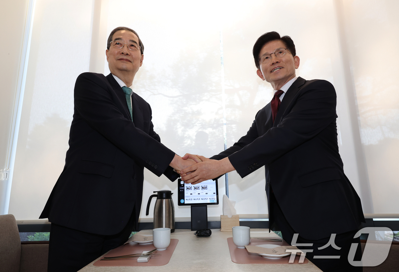 (서울=뉴스1) 오대일 기자 = 김문수 국민의힘 대선 후보와 한덕수 무소속 대선 예비후보가 7일 오후 서울 종로구의 한 음식점에서 열린 후보 단일화를 위한 회동에서 악수를 나누고 …