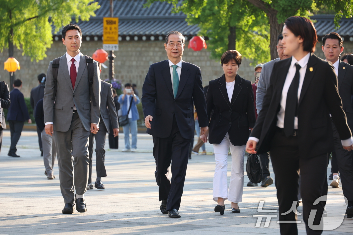 (서울=뉴스1) 오대일 기자 = 한덕수 무소속 대선 후보가 7일 서울 종로구 한 음식점에서 김문수 국민의힘 대선 후보와 단일화 관련 논의를 위해 들어가고 있다. (공동취재) 202 …