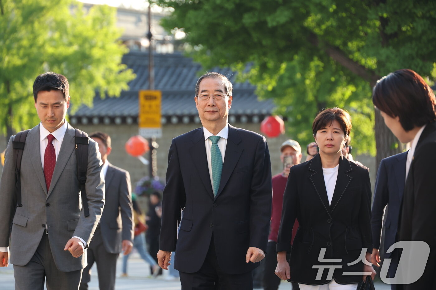 본문 이미지 - 한덕수 무소속 대선 후보가 7일 서울 종로구 한 음식점에서 김문수 국민의힘 대선 후보와 단일화 관련 논의를 위해 들어가고 있다. &#40;공동취재&#41; 2025.5.7/뉴스1 ⓒ News1 오대일 기자