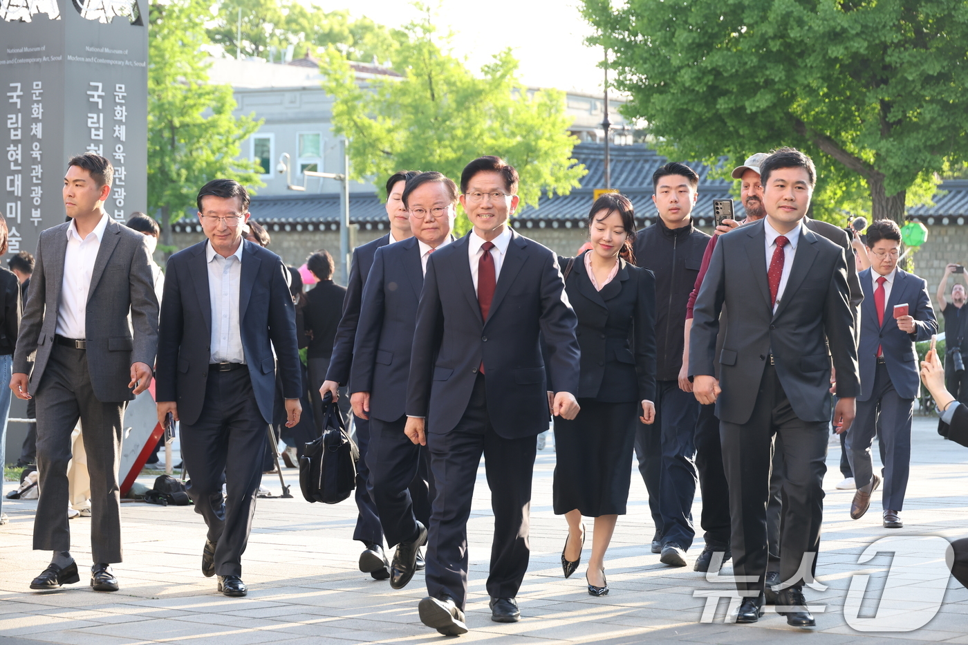 (서울=뉴스1) 오대일 기자 = 김문수 국민의힘 대선 후보가 7일 서울 종로구 한 음식점에서 한덕수 무소속 대선 후보와 단일화 관련 논의를 위해 들어가고 있다. (공동취재) 202 …