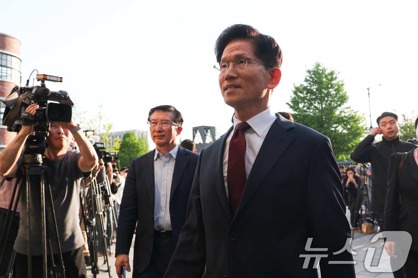 (서울=뉴스1) 오대일 기자 = 김문수 국민의힘 대선 후보가 7일 서울 종로구 한 음식점에서 한덕수 무소속 대선 후보와 단일화 관련 논의를 위해 들어가고 있다.(공동취재) 2025 …