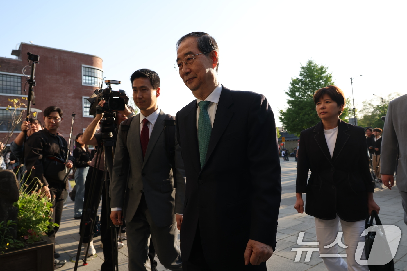 (서울=뉴스1) 오대일 기자 = 한덕수 무소속 대선 후보가 7일 서울 종로구 한 음식점에서 김문수 국민의힘 대선 후보와 단일화 관련 논의를 위해 들어가고 있다. (공동취재) 202 …