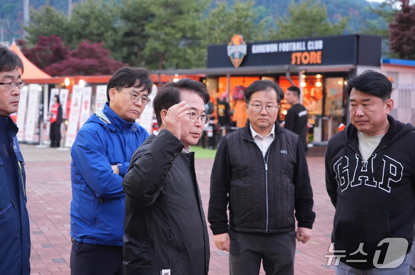 본문 이미지 - 경기장 출입이 제한 되자 시청 관계자들과 상의하는 육동한 춘천시장.(춘천시 제공, 재판매 및 DB금지)