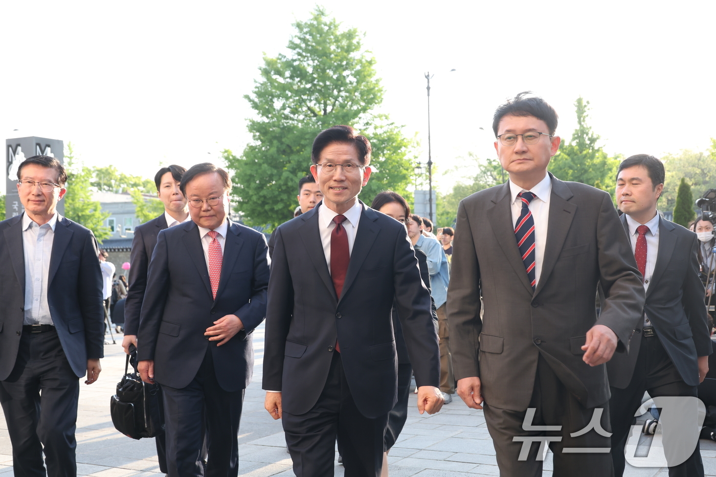 (서울=뉴스1) 오대일 기자 = 김문수 국민의힘 대선 후보가 7일 서울 종로구 한 음식점에서 한덕수 무소속 대선 후보와 단일화 관련 논의를 위해 들어가고 있다. (공동취재) 202 …