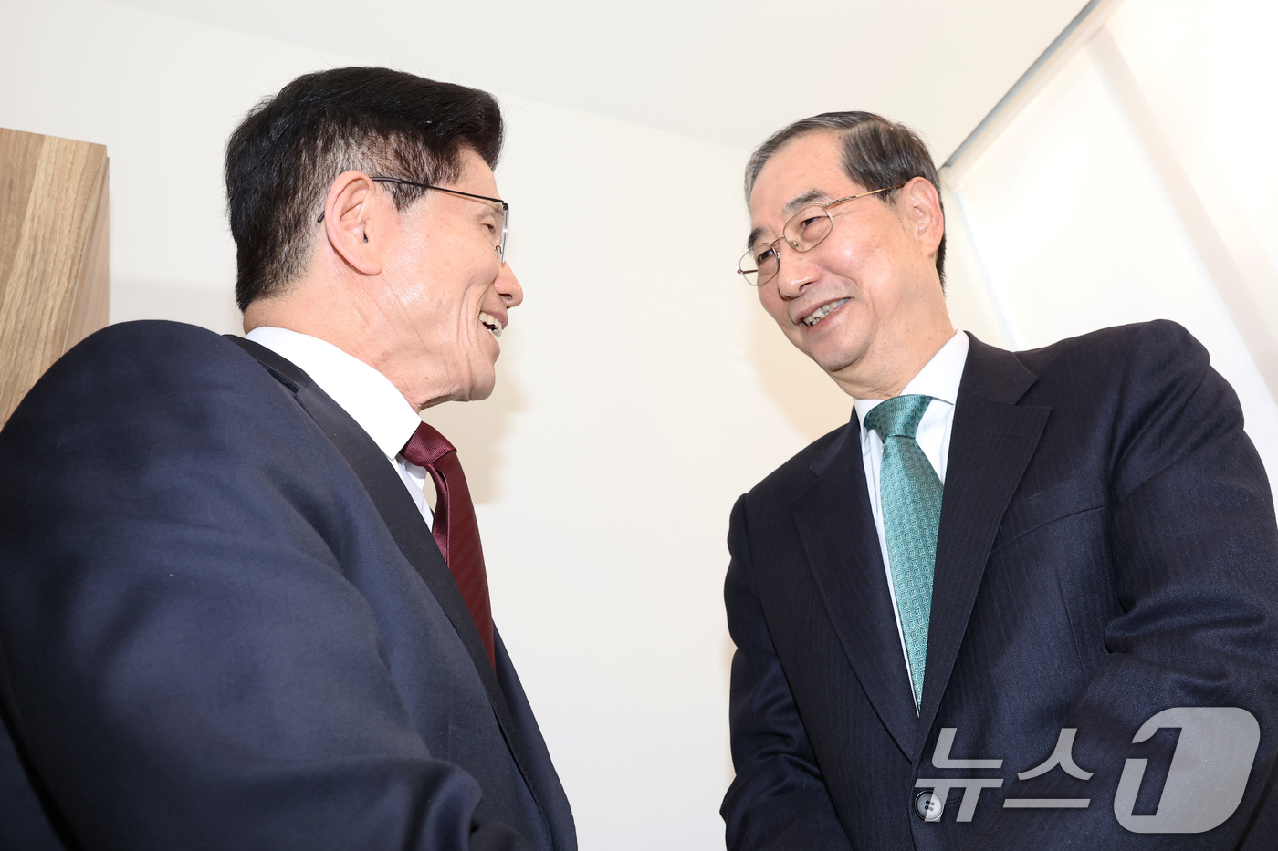 (서울=뉴스1) 오대일 기자 = 김문수 국민의힘 대선 후보와 한덕수 무소속 대선 예비후보가 7일 오후 서울 종로구의 한 음식점에서 열린 후보 단일화를 위한 회동에서 대화를 나누고 …