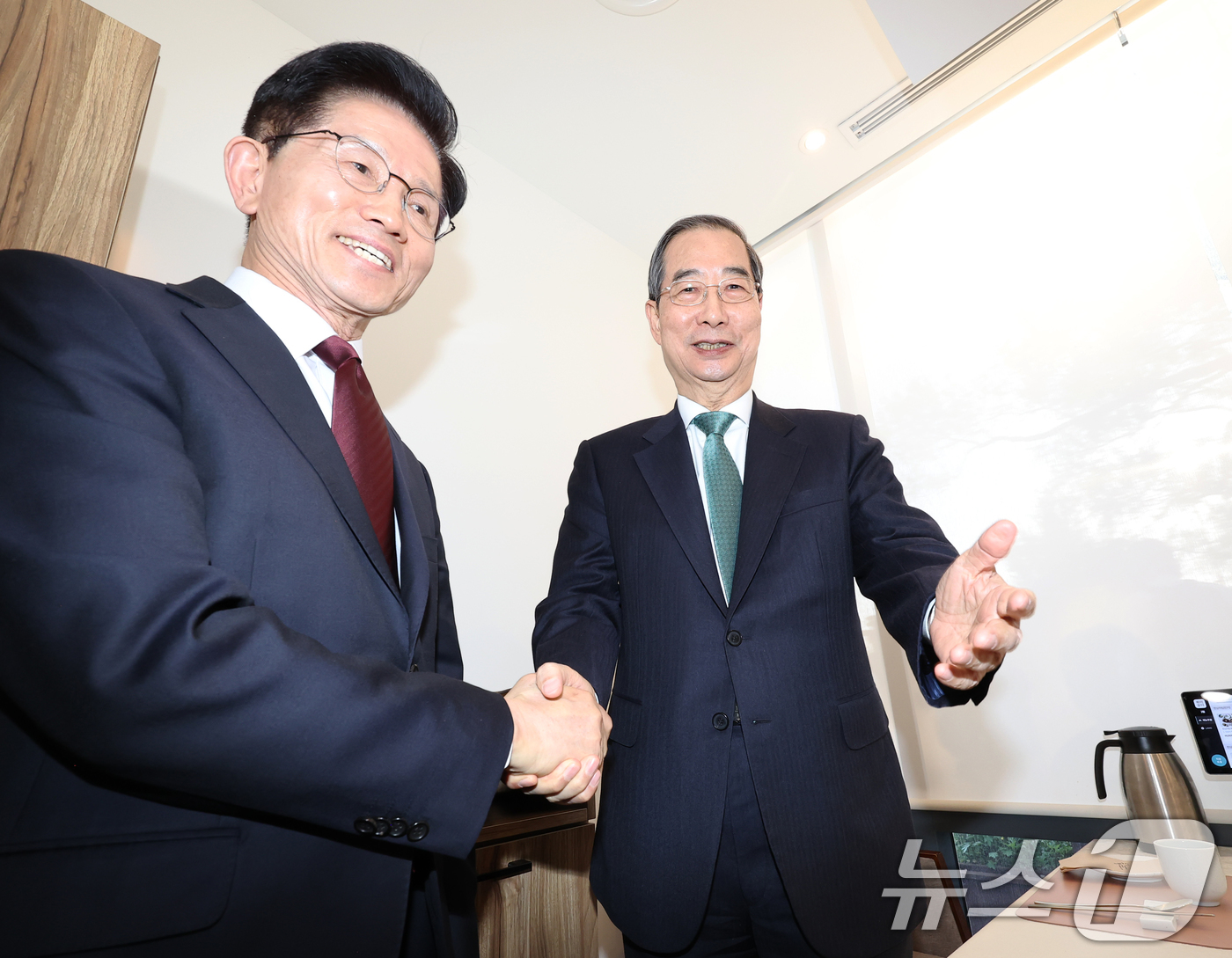 (서울=뉴스1) 오대일 기자 = 김문수 국민의힘 대선 후보와 한덕수 무소속 대선 예비후보가 7일 오후 서울 종로구의 한 음식점에서 열린 후보 단일화를 위한 회동에서 악수를 나누고 …