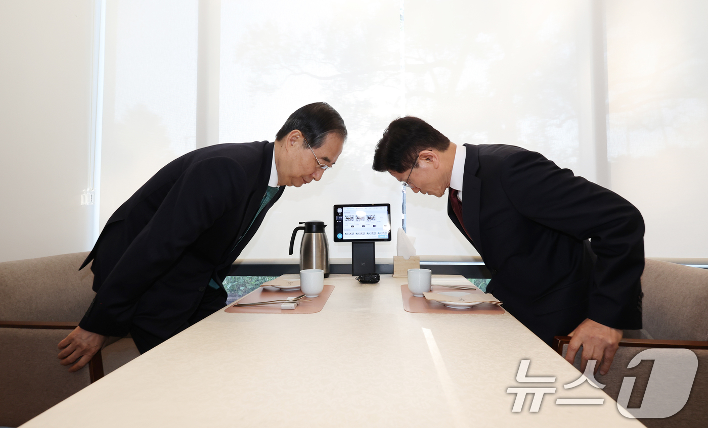 (서울=뉴스1) 오대일 기자 = 김문수 국민의힘 대선 후보와 한덕수 무소속 대선 예비후보가 7일 오후 서울 종로구의 한 음식점에서 후보 단일화를 위한 회동을 하고 있다. (공동취재 …