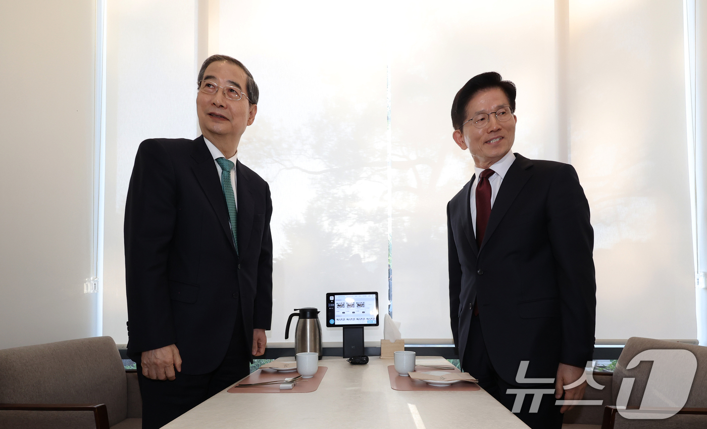 (서울=뉴스1) 오대일 기자 = 김문수 국민의힘 대선 후보와 한덕수 무소속 대선 예비후보가 7일 오후 서울 종로구의 한 음식점에서 후보 단일화를 위한 회동을 하고 있다. (공동취재 …