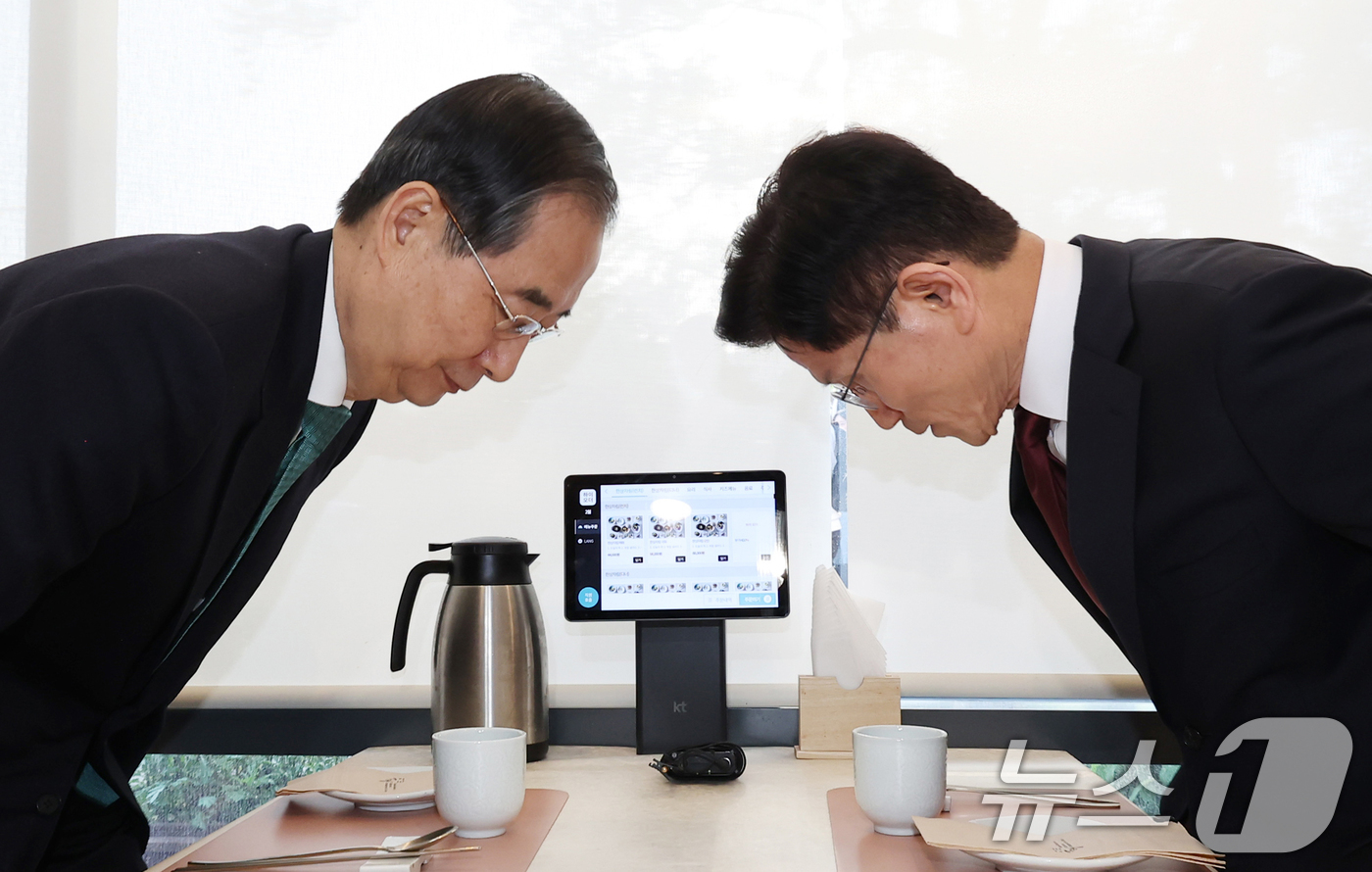 (서울=뉴스1) 오대일 기자 = 김문수 국민의힘 대선 후보와 한덕수 무소속 대선 예비후보가 7일 오후 서울 종로구의 한 음식점에서 후보 단일화를 위한 회동을 하고 있다. (공동취재 …