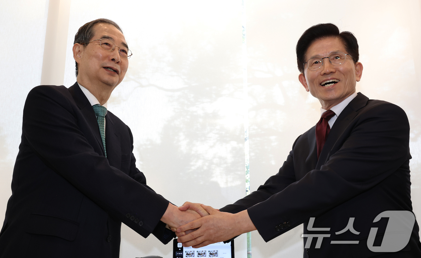 (서울=뉴스1) 오대일 기자 = 김문수 국민의힘 대선 후보와 한덕수 무소속 대선 예비후보가 7일 오후 서울 종로구의 한 음식점에서 열린 후보 단일화를 위한 회동에서 악수를 나누고 …