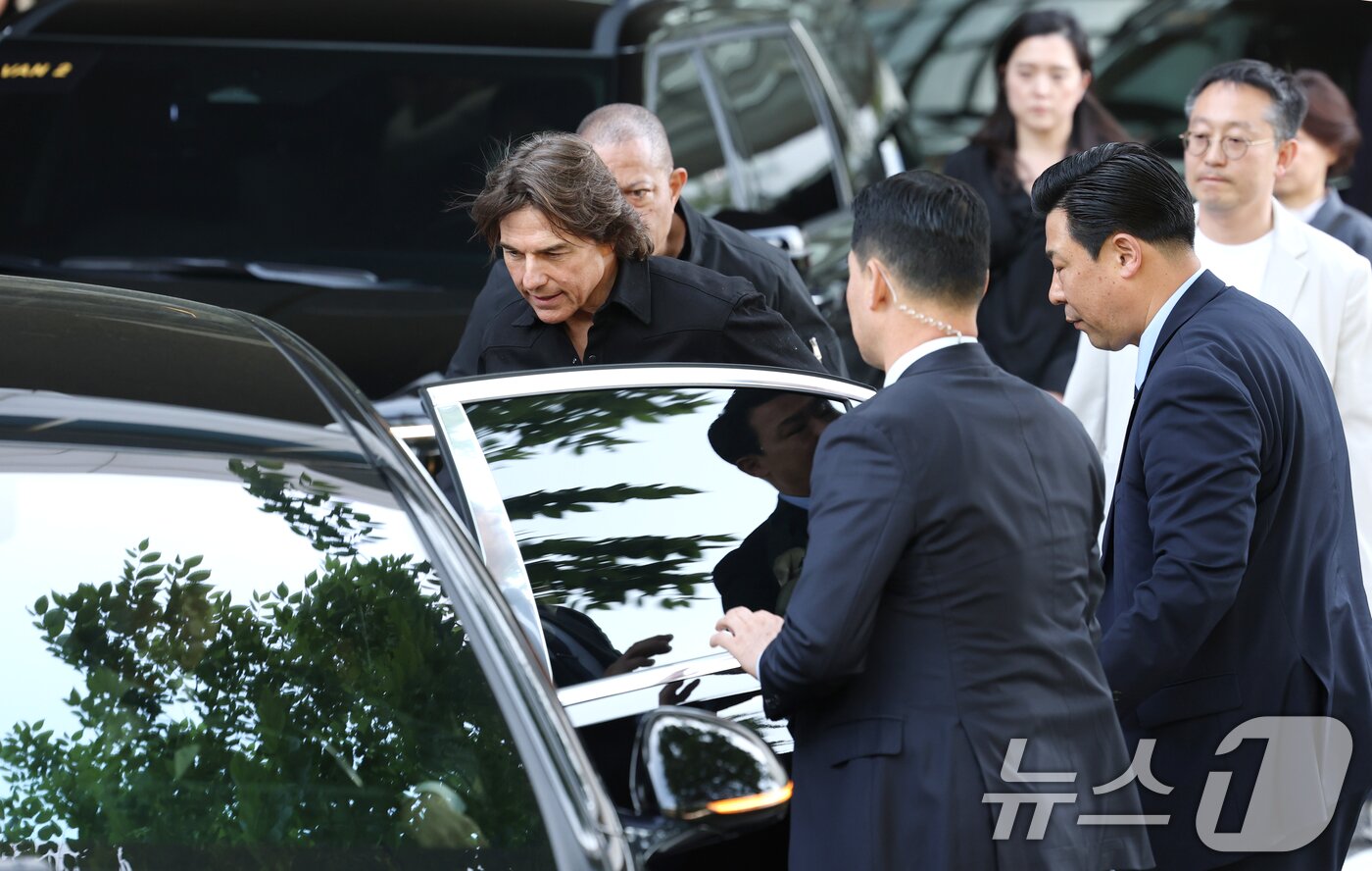 본문 이미지 - 할리우드 배우 톰 크루즈가 &#39;미션 임파서블: 파이널 레코닝&#39; 홍보를 위해 7일 오후 서울김포비즈니스항공센터&#40;SGBAC&#41;를 통해 내한해 준비된 벤츠의 마이바흐 차량의 문을 열고 살펴보고 있다. ⓒ News1 권현진 기자