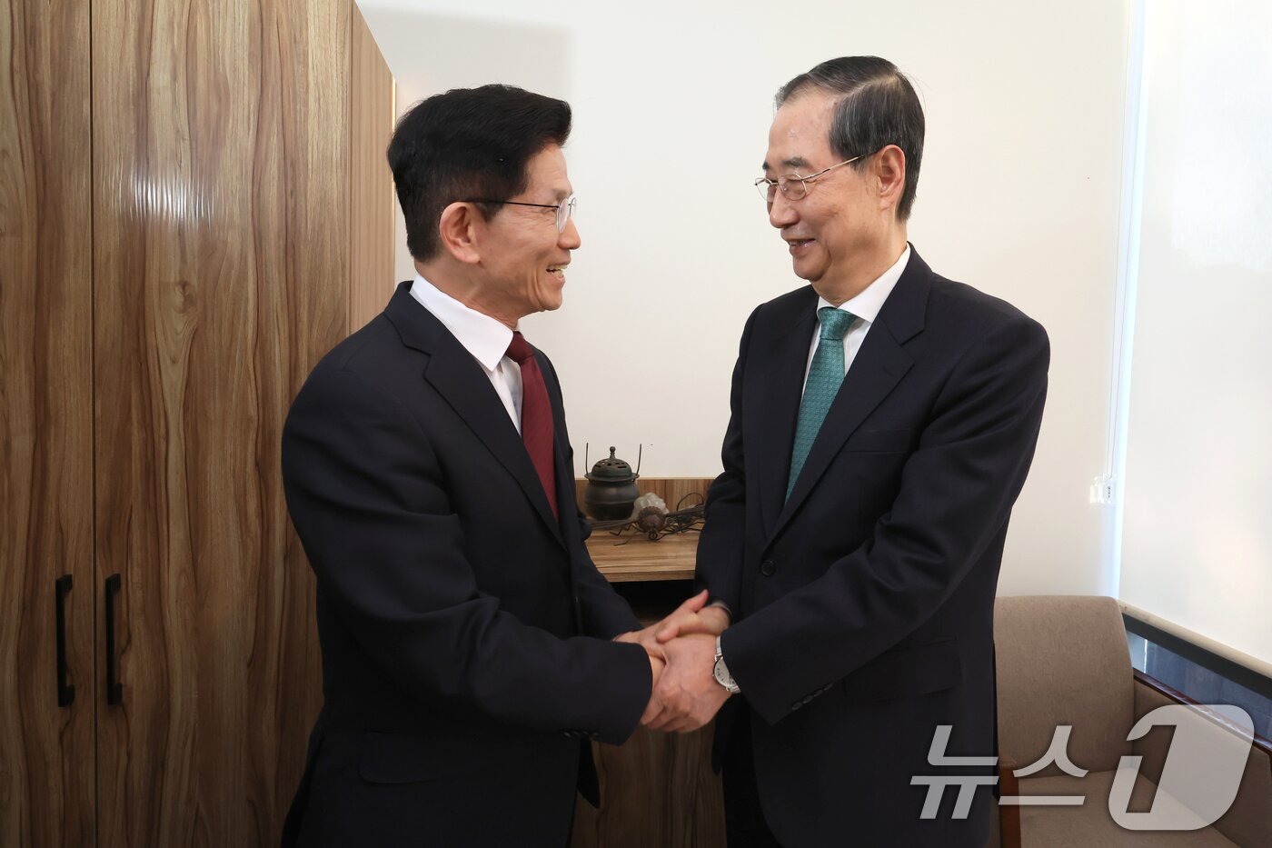 본문 이미지 - 김문수 국민의힘 대통령 후보와 한덕수 무소속 예비후보가 7일 오후 서울 종로구의 한 식당에서 단일화 관련 회동을 하기 전 악수하고 있다. &#40;공동취재&#41; 2025.5.7/뉴스1 ⓒ News1 오대일 기자