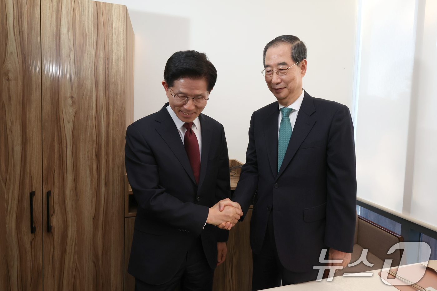 (서울=뉴스1) 오대일 기자 = 김문수 국민의힘 대통령 후보와 한덕수 무소속 예비후보가 7일 오후 서울 종로구의 한 식당에서 단일화 관련 회동을 하기 전 악수하고 있다. (공동취재 …