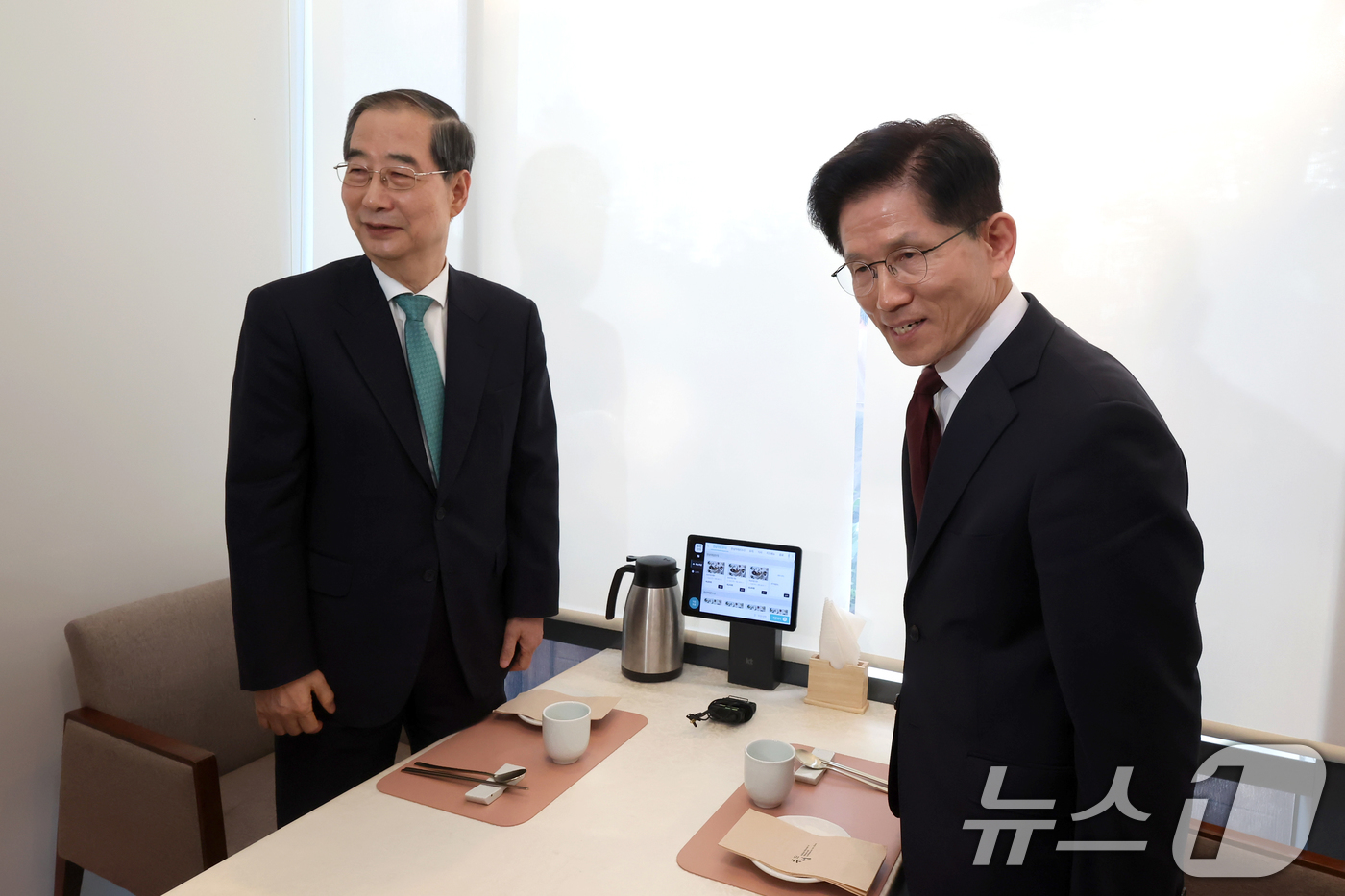 (서울=뉴스1) 오대일 기자 = 김문수 국민의힘 대통령 후보와 한덕수 무소속 예비후보가 7일 오후 서울 종로구의 한 식당에서 단일화 관련 회동을 하고 있다. (공동취재) 2025. …