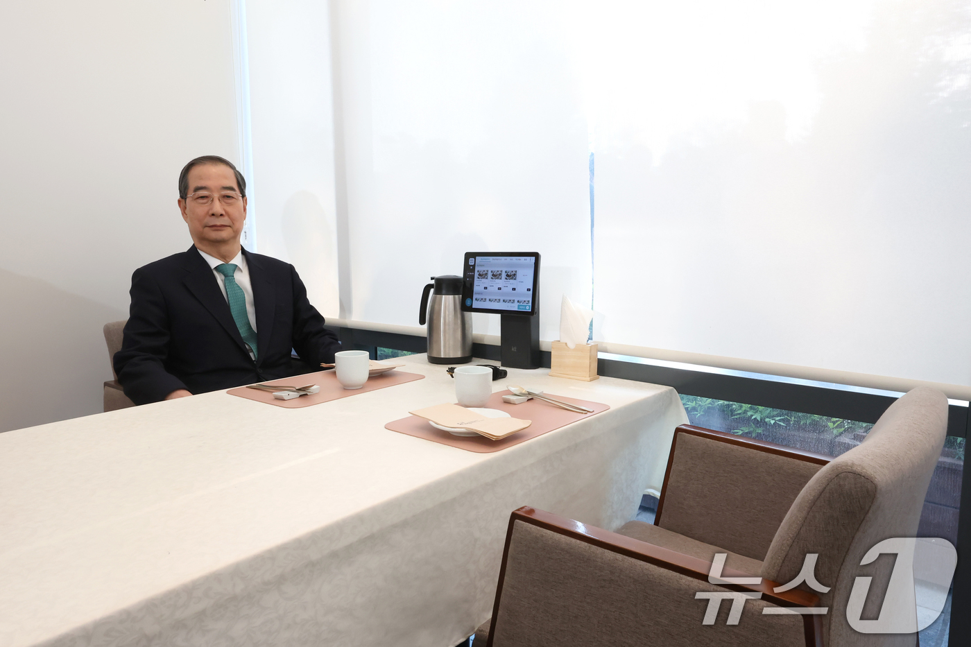 (서울=뉴스1) 오대일 기자 = 한덕수 무소속 예비후보가 7일 오후 서울 종로구의 한 식당에서 단일화 관련 회동을 하기 위해 김문수 국민의힘 대통령 후보를 기다리고 있다. (공동취 …