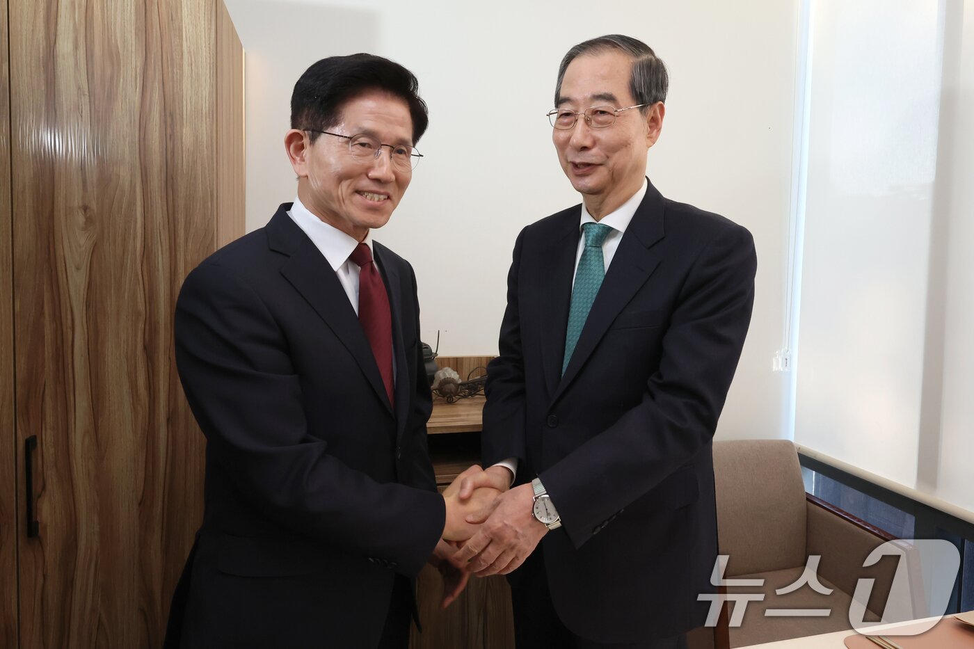 본문 이미지 - 김문수 국민의힘 대통령 후보와 한덕수 무소속 예비후보가 7일 오후 서울 종로구의 한 식당에서 단일화 관련 회동을 하기 전 악수하고 있다. &#40;공동취재&#41; 2025.5.7/뉴스1 ⓒ News1 오대일 기자