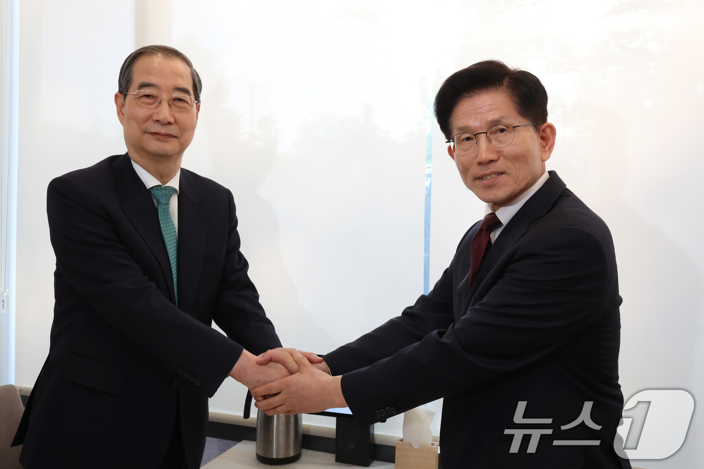 (서울=뉴스1) 오대일 기자 = 김문수 국민의힘 대통령 후보와 한덕수 무소속 예비후보가 7일 오후 서울 종로구의 한 식당에서 단일화 관련 회동을 하기 전 악수하고 있다. (공동취재 …