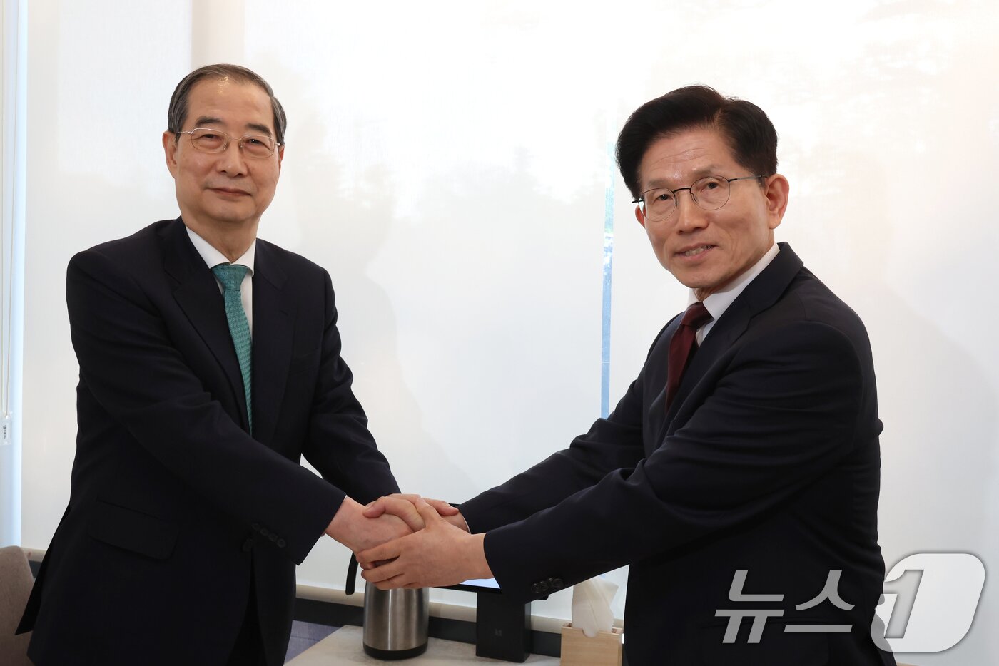 본문 이미지 - 김문수 국민의힘 대통령 후보와 한덕수 무소속 예비후보가 7일 오후 서울 종로구의 한 식당에서 단일화 관련 회동을 하기 전 악수하고 있다. &#40;공동취재&#41; 2025.5.7/뉴스1 ⓒ News1 오대일 기자
