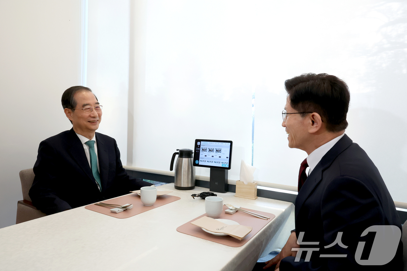 (서울=뉴스1) 오대일 기자 = 김문수 국민의힘 대통령 후보와 한덕수 무소속 예비후보가 7일 오후 서울 종로구의 한 식당에서 단일화 관련 회동을 하고 있다. (공동취재) 2025. …