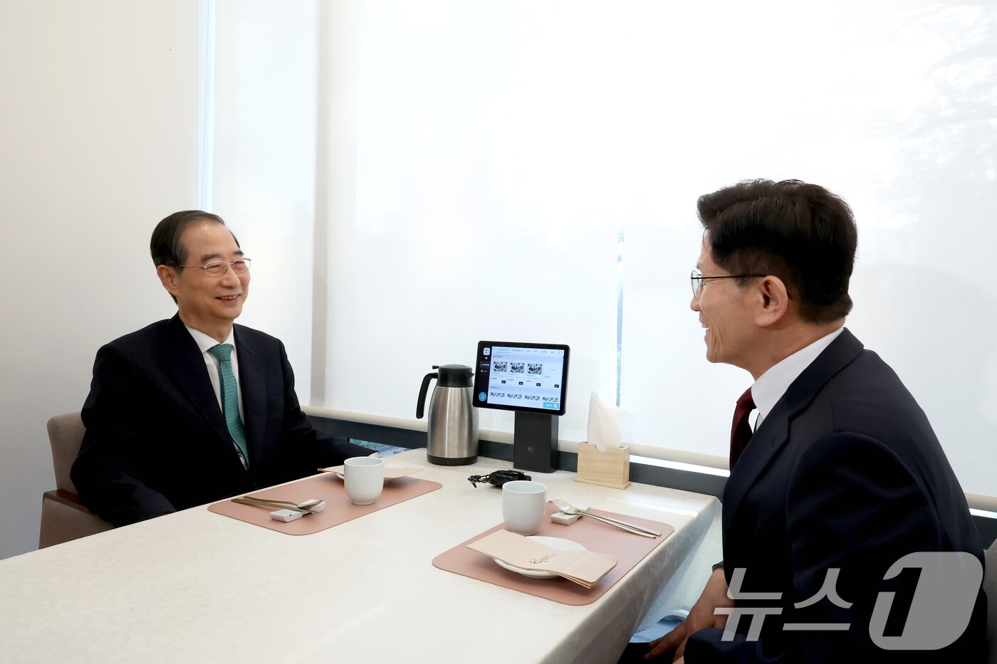본문 이미지 - 김문수 국민의힘 대통령 후보와 한덕수 무소속 예비후보가 7일 오후 서울 종로구의 한 식당에서 단일화 관련 회동을 하고 있다. &#40;공동취재&#41; 2025.5.7/뉴스1 ⓒ News1 오대일 기자