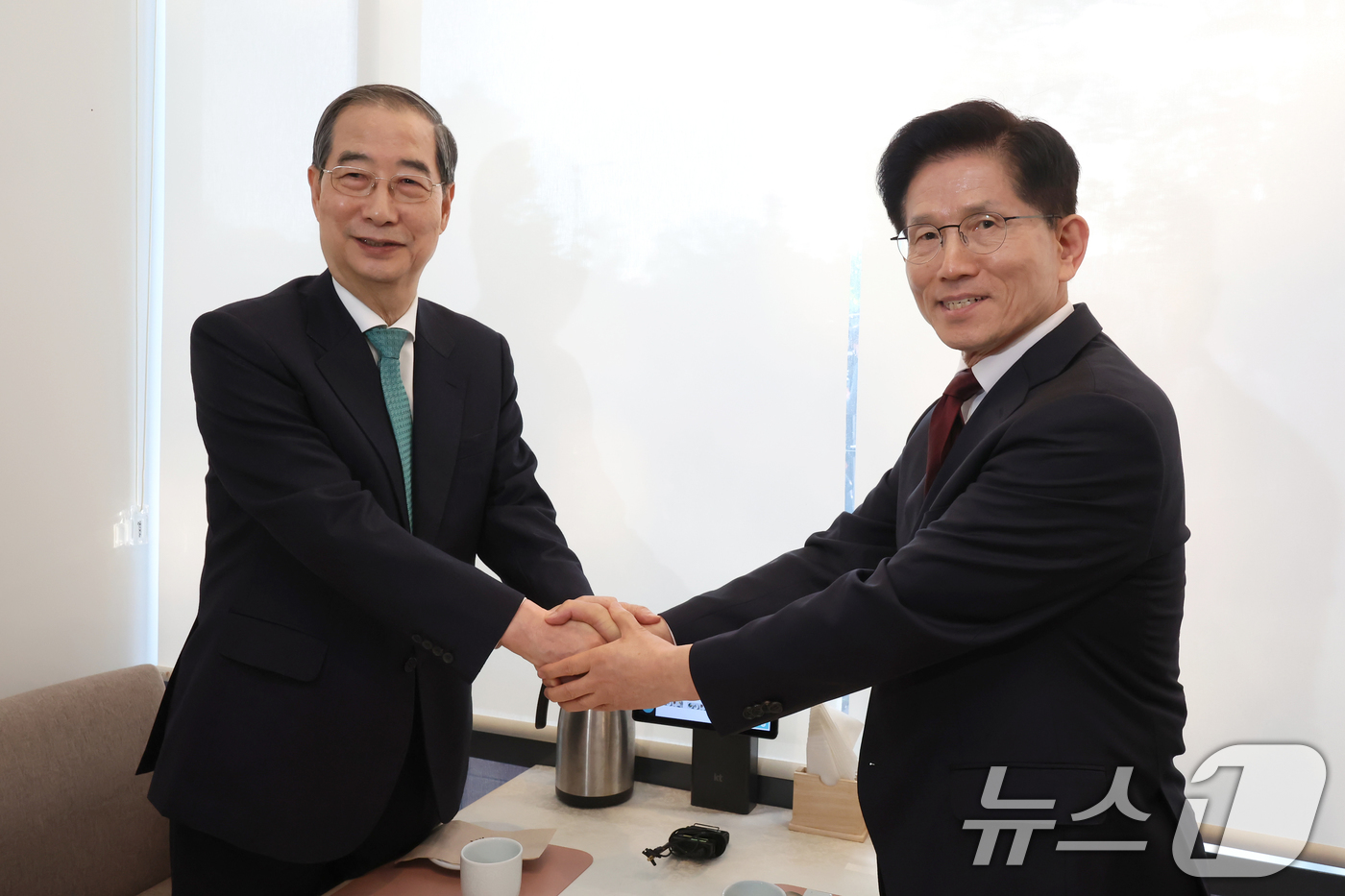 (서울=뉴스1) 오대일 기자 = 김문수 국민의힘 대통령 후보와 한덕수 무소속 예비후보가 7일 오후 서울 종로구의 한 식당에서 단일화 관련 회동을 하기 전 악수하고 있다. (공동취재 …