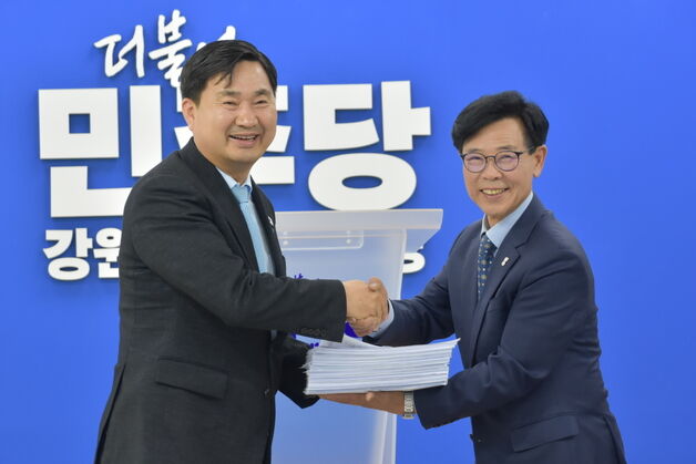 파란 점퍼 입은 '국힘 출신' 전 강릉시장…'尹외가' 대선 표심 주목