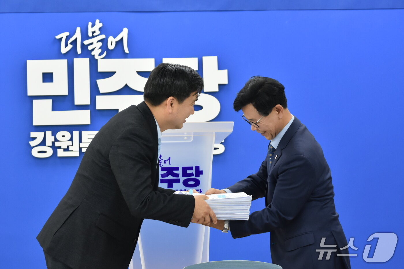 본문 이미지 - 김한근 전 강원 강릉시장이 지난 7일 더불어민주당 강원도당 회의실에서 열린 입당환영식에서 김도균 도당위원장으로부터 축하를 받고 있다.&#40;더불어민주당 강원도당 제공, 재판매 및 DB 금지&#41; 2025.5.8/뉴스1