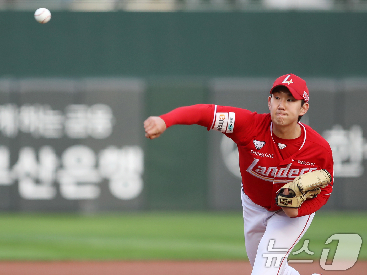 (부산=뉴스1) 윤일지 기자 = 7일 오후 부산 사직야구장에서 열린 '2025 신한 SOL 뱅크 KBO리그' 프로야구 롯데 자이언츠와 SSG 랜더스의 경기, SSG 선발 송영진이 …