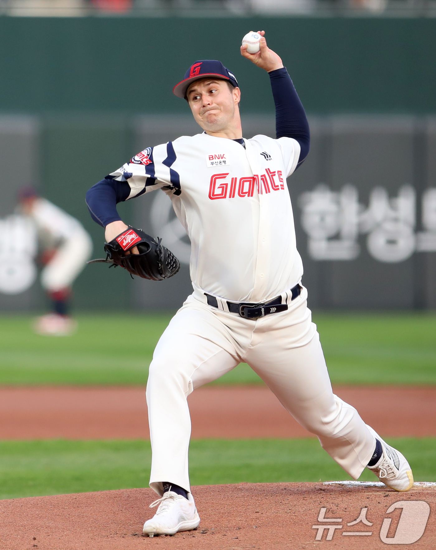 (부산=뉴스1) 윤일지 기자 = 7일 오후 부산 사직야구장에서 열린 '2025 신한 SOL 뱅크 KBO리그' 프로야구 롯데 자이언츠와 SSG 랜더스의 경기, 롯데 선발 데이비슨이 …