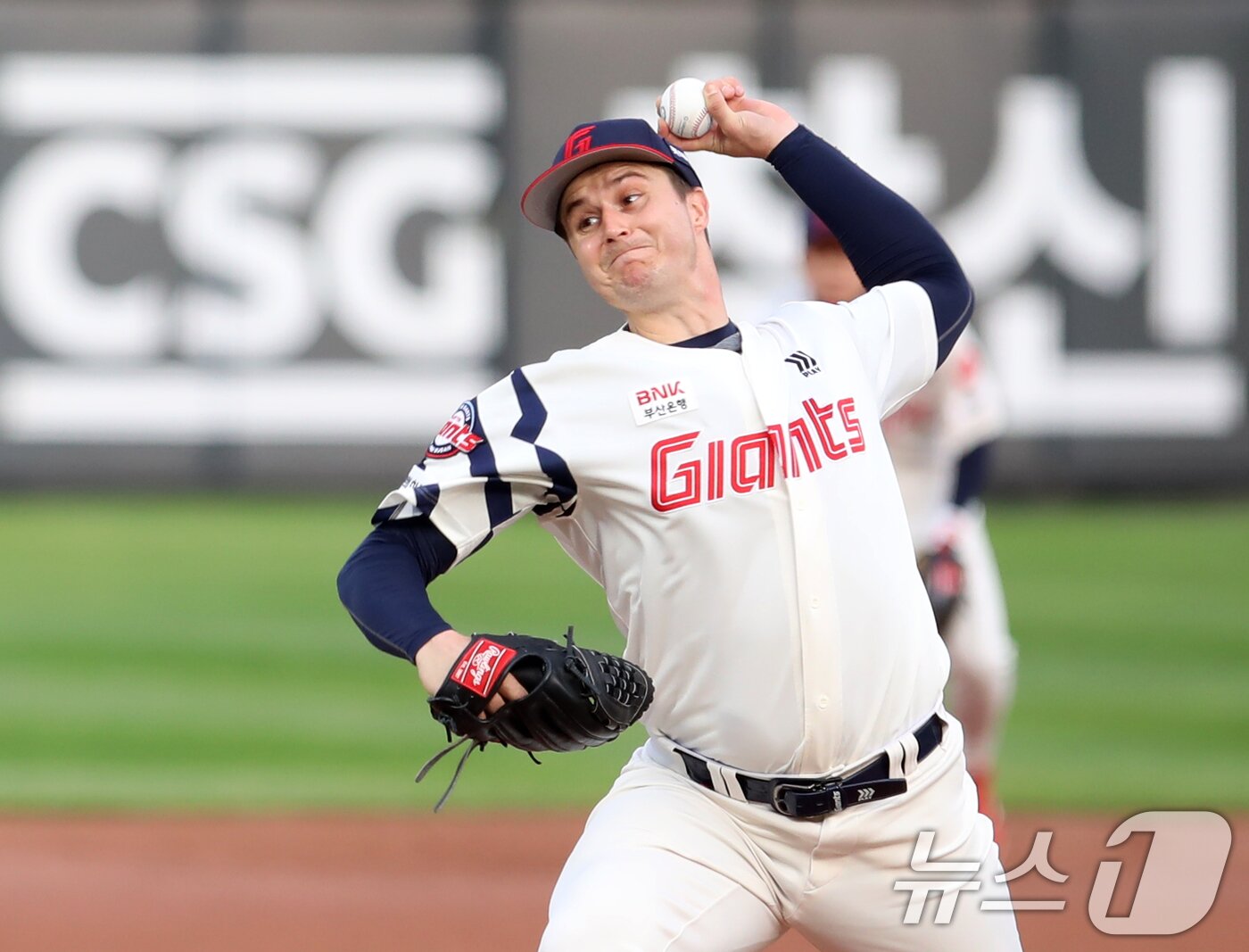 본문 이미지 - 7일 오후 부산 사직야구장에서 열린 &#39;2025 신한 SOL 뱅크 KBO리그&#39; 프로야구 롯데 자이언츠와 SSG 랜더스의 경기, 롯데 선발 데이비슨이 역투하고 있다. 2025.5.7/뉴스1 ⓒ News1 윤일지 기자