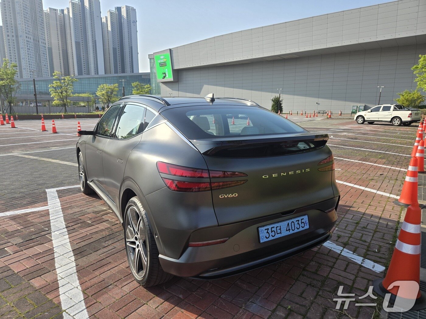 본문 이미지 - 지난달 26일 경기도 고양시 일산서구에서 킨텍스 주차장에서 촬영한 제네시스 준중형 전시 스포츠유틸리티차(SUV) 'GV60' 후·측면 모습. 2025.04.26/뉴스1 김성식 기자