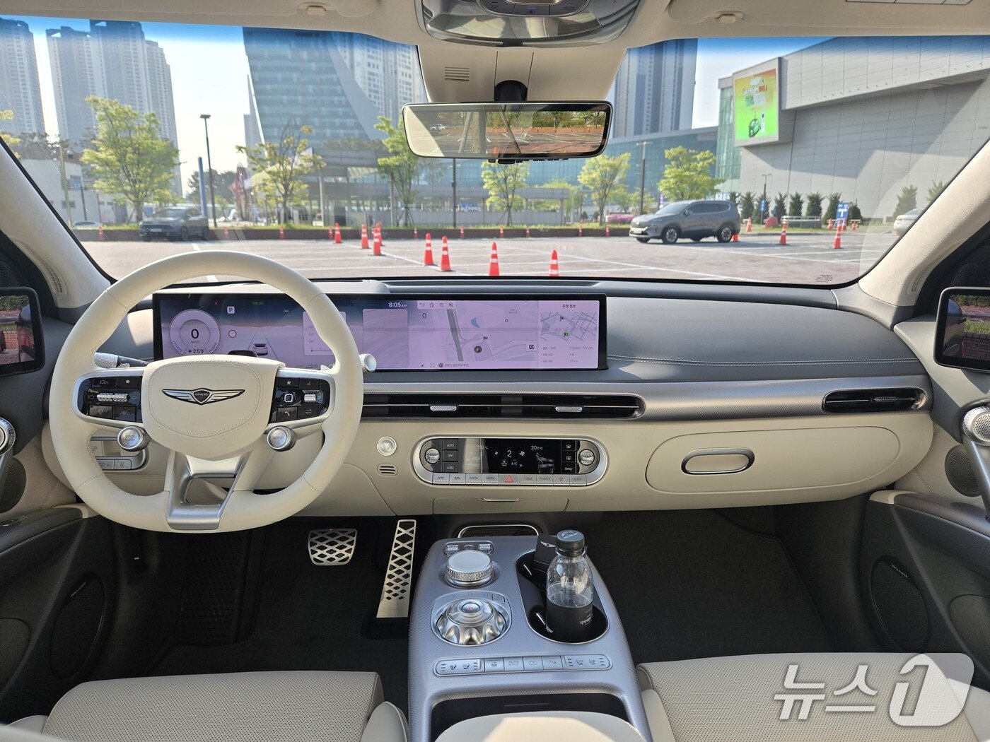 본문 이미지 - 지난달 26일 경기도 고양시 일산서구에서 킨텍스 주차장에서 촬영한 제네시스 준중형 전시 스포츠유틸리티차(SUV) 'GV60' 1열 실내 모습. 2025.04.26/뉴스1 김성식 기자