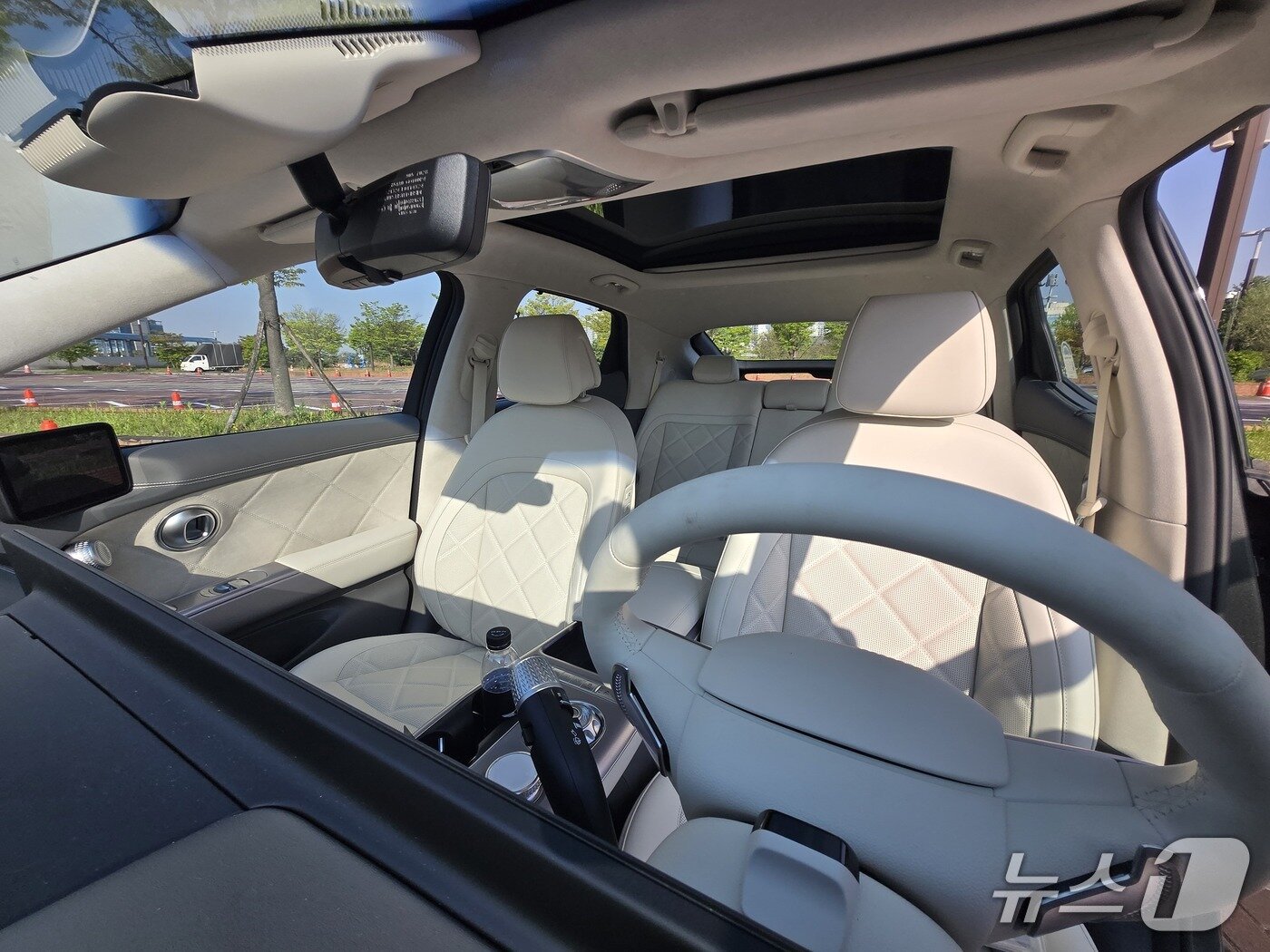 본문 이미지 - 지난달 26일 경기도 고양시 일산서구에서 킨텍스 주차장에서 촬영한 제네시스 준중형 전시 스포츠유틸리티차(SUV) 'GV60' 1열 실내 모습. 2025.04.26/뉴스1 김성식 기자