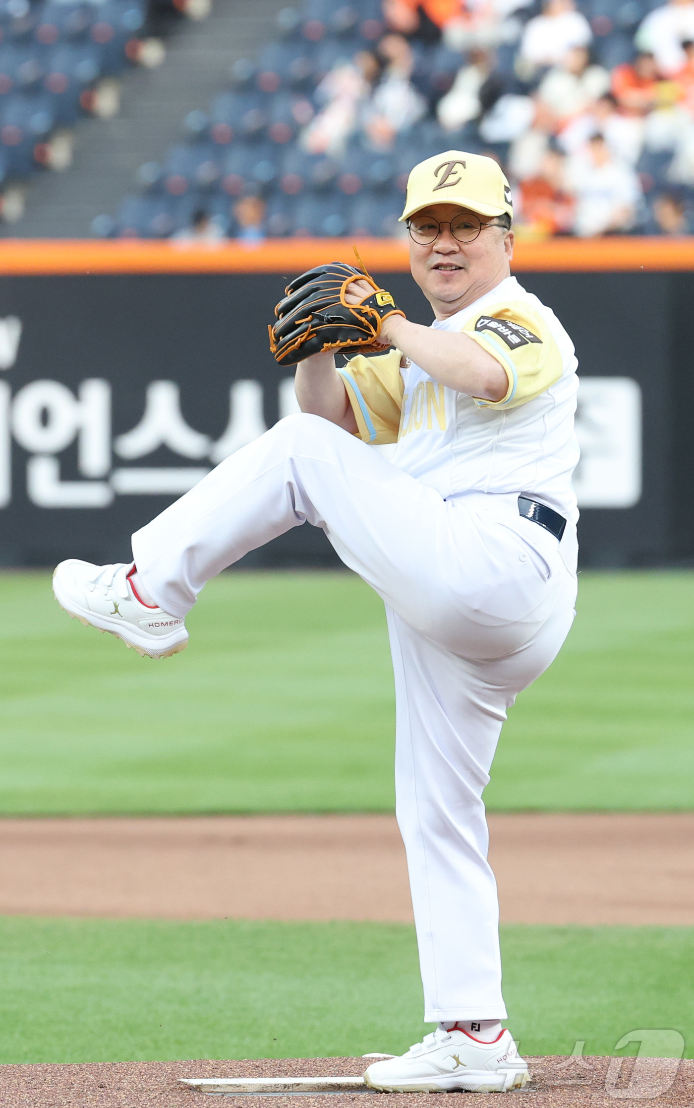 (대전=뉴스1) 김기남 기자 = 7일 대전 한화생명볼파크에서 열린 '2025 신한 SOL 뱅크 KBO리그' 프로야구 한화 이글스와 삼성라이온즈 경기에 앞서 이장우 대전 시장이 시구 …