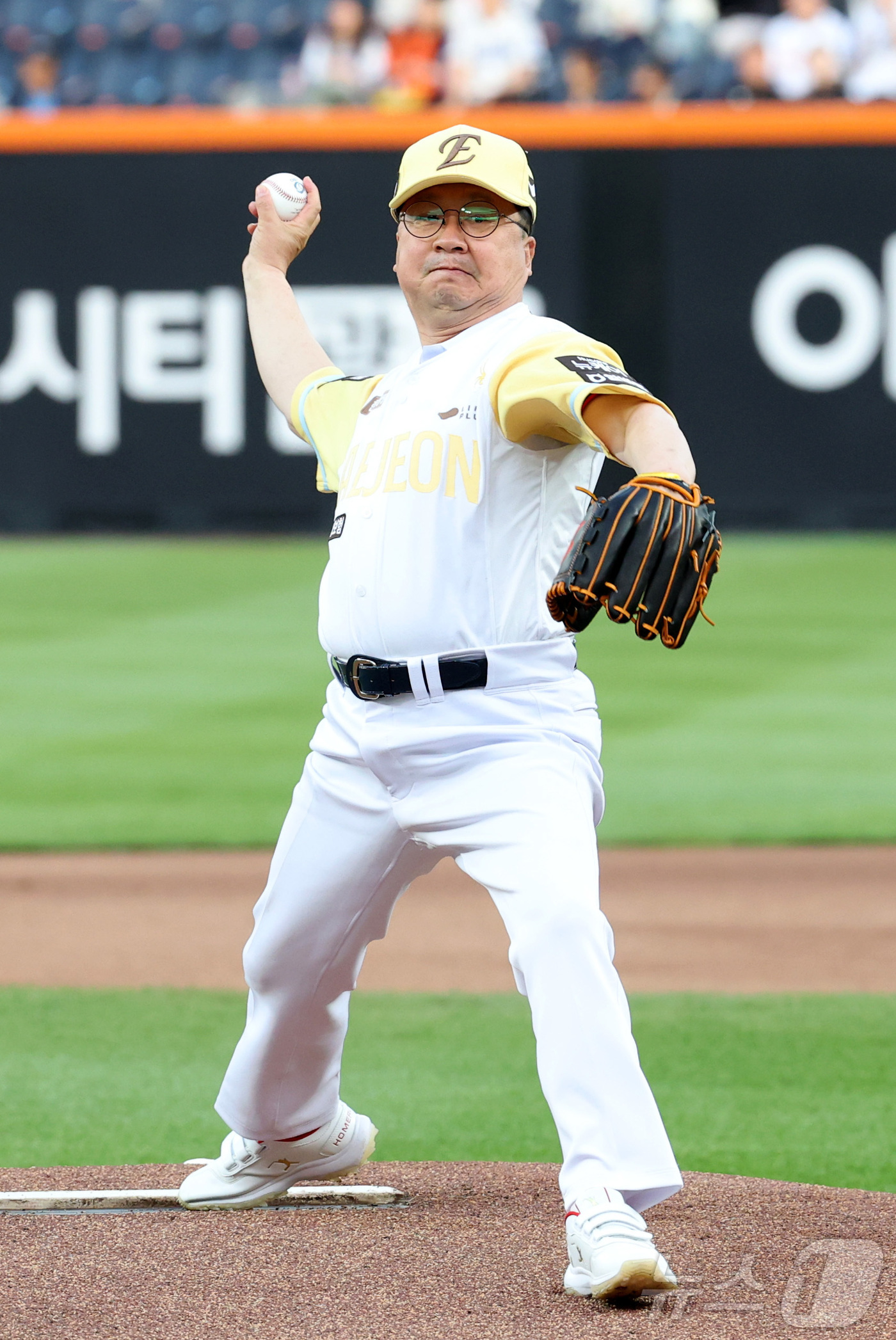 (대전=뉴스1) 김기남 기자 = 7일 대전 한화생명볼파크에서 열린 '2025 신한 SOL 뱅크 KBO리그' 프로야구 한화 이글스와 삼성라이온즈 경기에 앞서 이장우 대전 시장이 시구 …