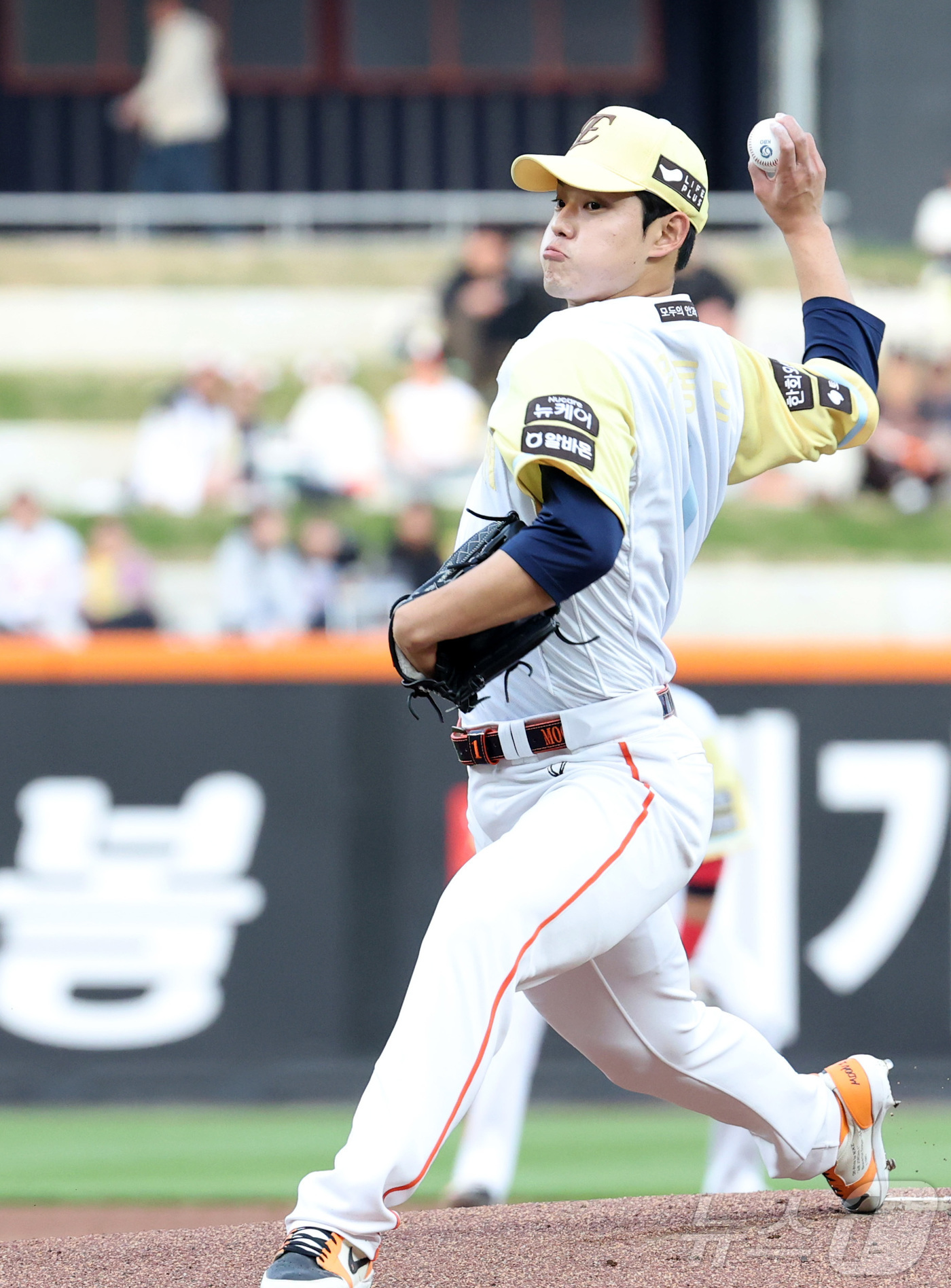 (대전=뉴스1) 김기남 기자 = 7일 대전 한화생명볼파크에서 열린 '2025 신한 SOL 뱅크 KBO리그' 프로야구 한화 이글스와 삼성라이온즈 경기에서 한화 선발 문동주가 투구하고 …